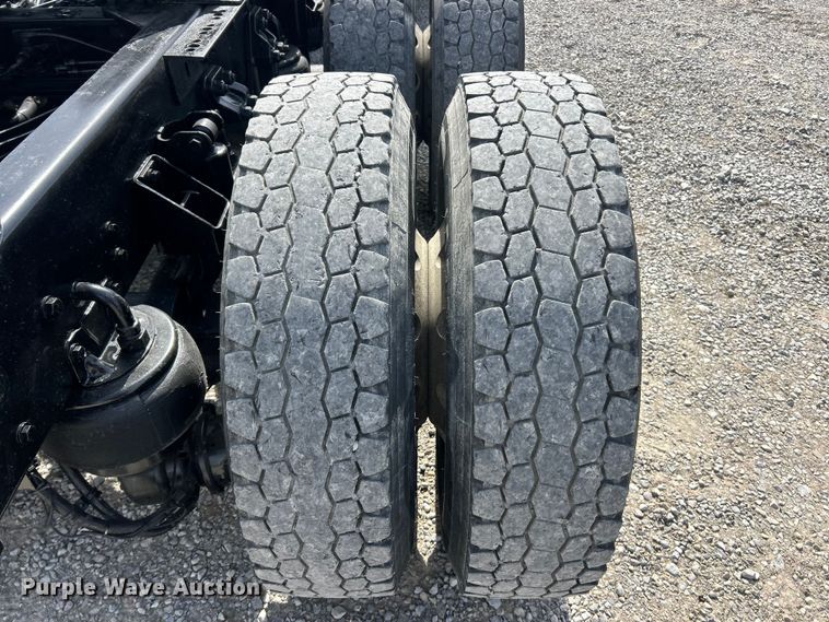 image for item FC5276 2019 Kenworth T680 semi truck