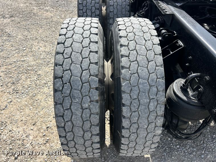 image for item FC5276 2019 Kenworth T680 semi truck