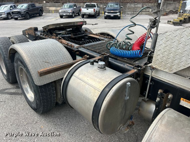 image for item FC5287 2008 Sterling L9500 semi truck