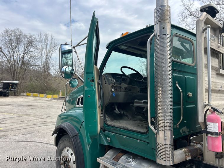 image for item FC5287 2008 Sterling L9500 semi truck