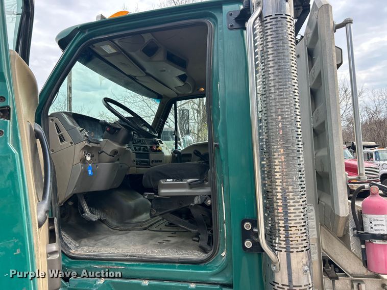 image for item FC5287 2008 Sterling L9500 semi truck