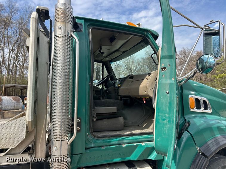 image for item FC5287 2008 Sterling L9500 semi truck