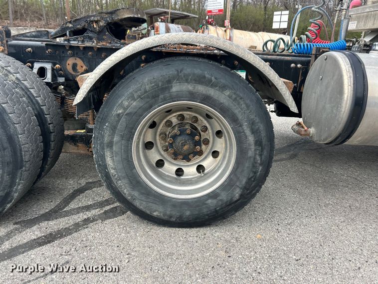 image for item FC5287 2008 Sterling L9500 semi truck