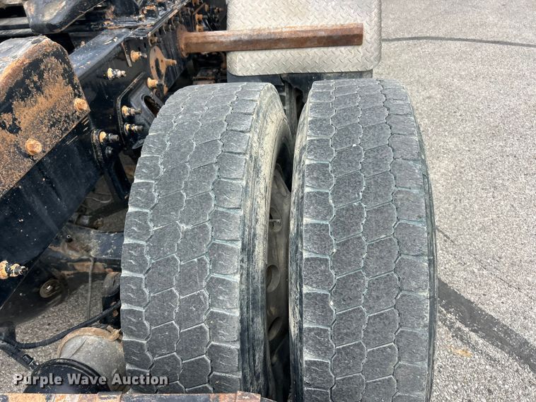 image for item FC5287 2008 Sterling L9500 semi truck