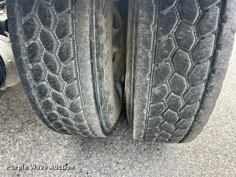 image for item FC5287 2008 Sterling L9500 semi truck