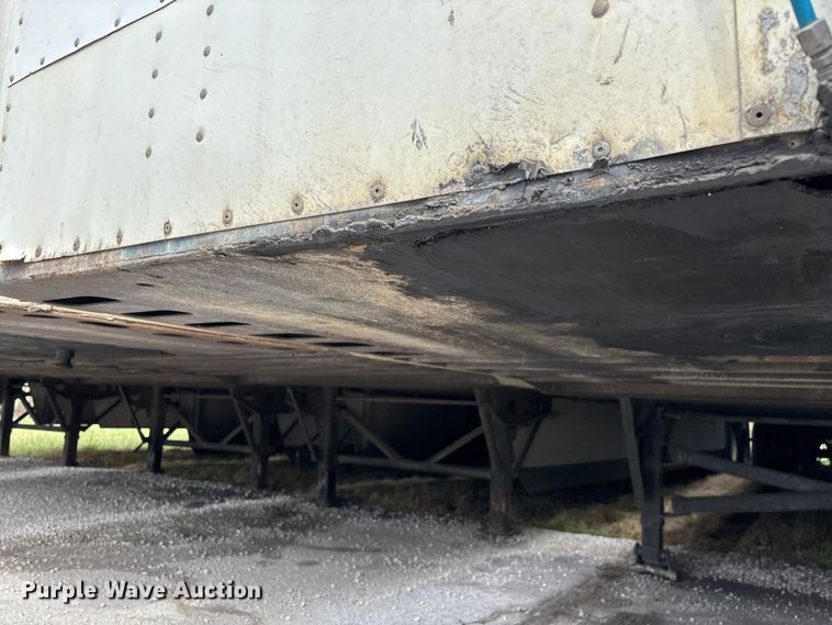 image for item FG0143 2005 Utility VS2DC dry van trailer