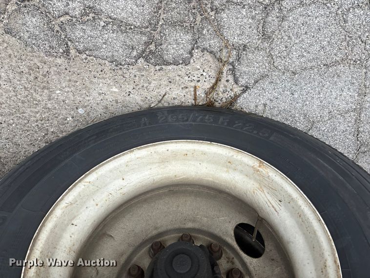 image for item FG0143 2005 Utility VS2DC dry van trailer