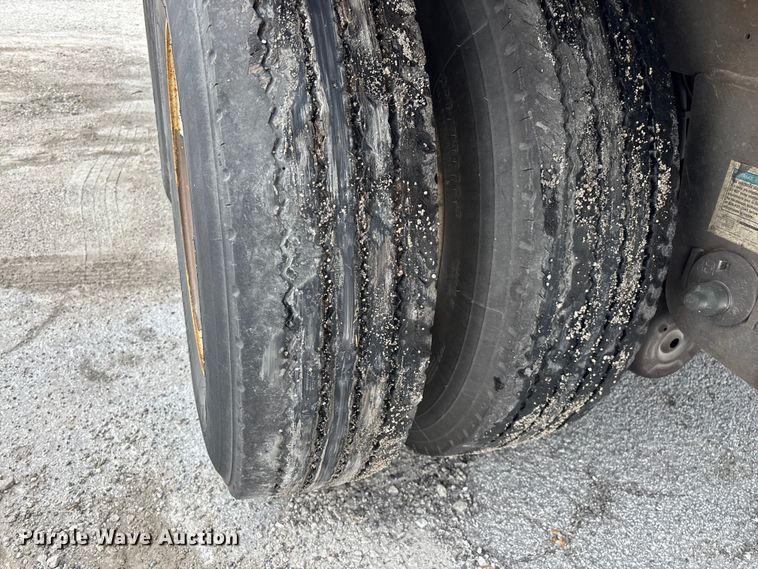 image for item FG0143 2005 Utility VS2DC dry van trailer