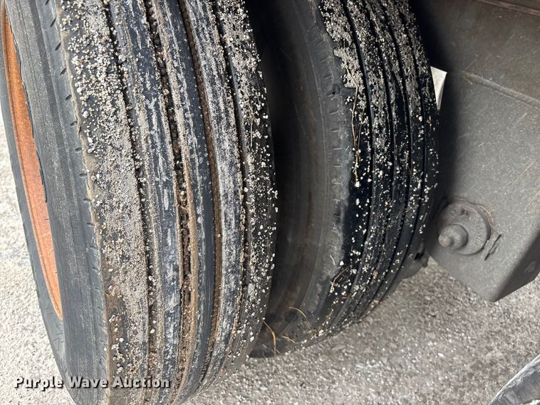 image for item FG0143 2005 Utility VS2DC dry van trailer