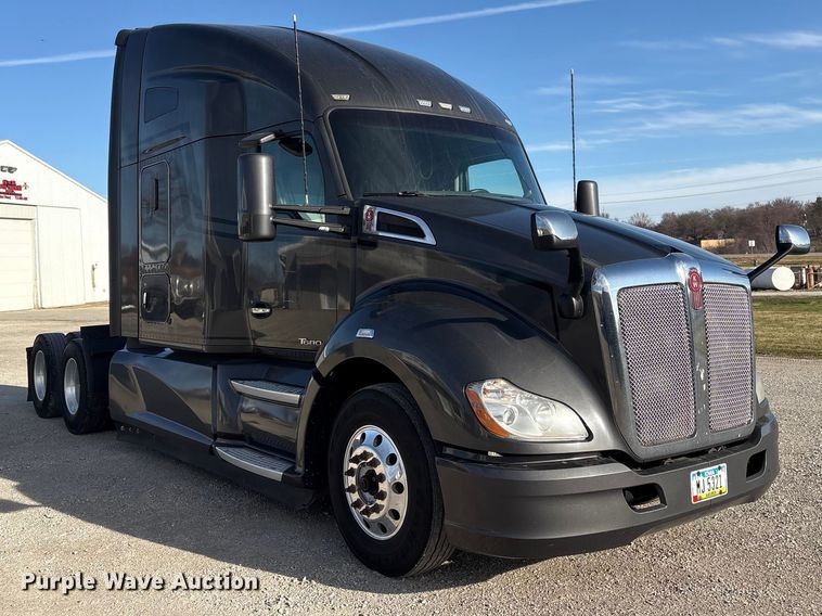 image for item FG2774 2019 Kenworth T680 semi truck