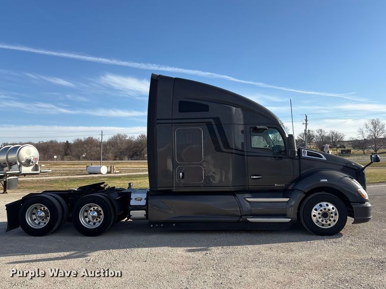 image for item FG2774 2019 Kenworth T680 semi truck