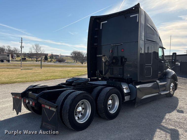 image for item FG2774 2019 Kenworth T680 semi truck