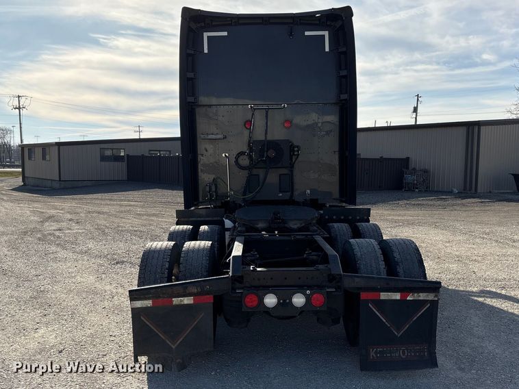 image for item FG2774 2019 Kenworth T680 semi truck