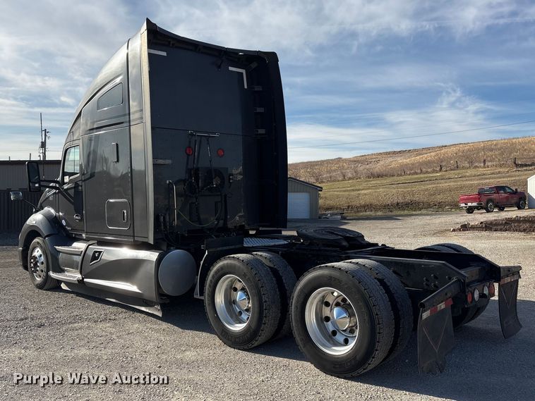 image for item FG2774 2019 Kenworth T680 semi truck