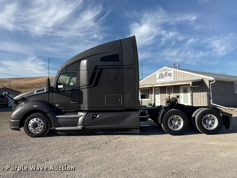 image for item FG2774 2019 Kenworth T680 semi truck