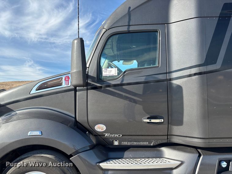 image for item FG2774 2019 Kenworth T680 semi truck
