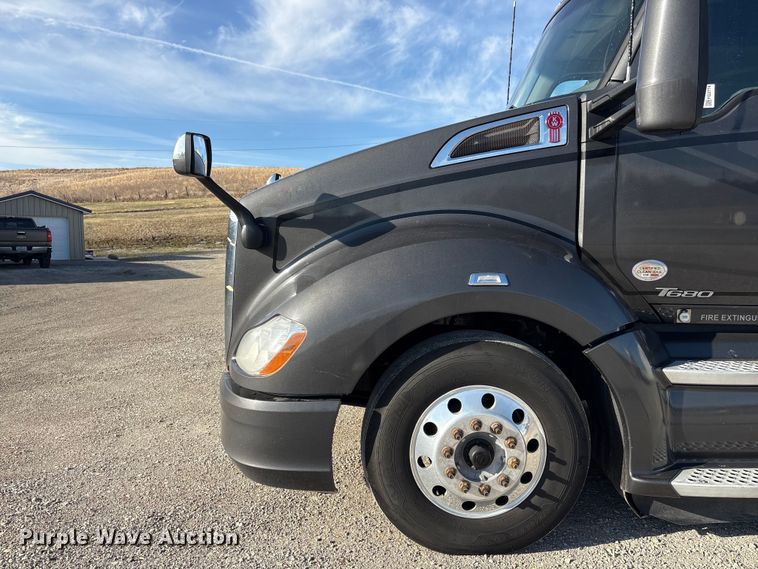 image for item FG2774 2019 Kenworth T680 semi truck