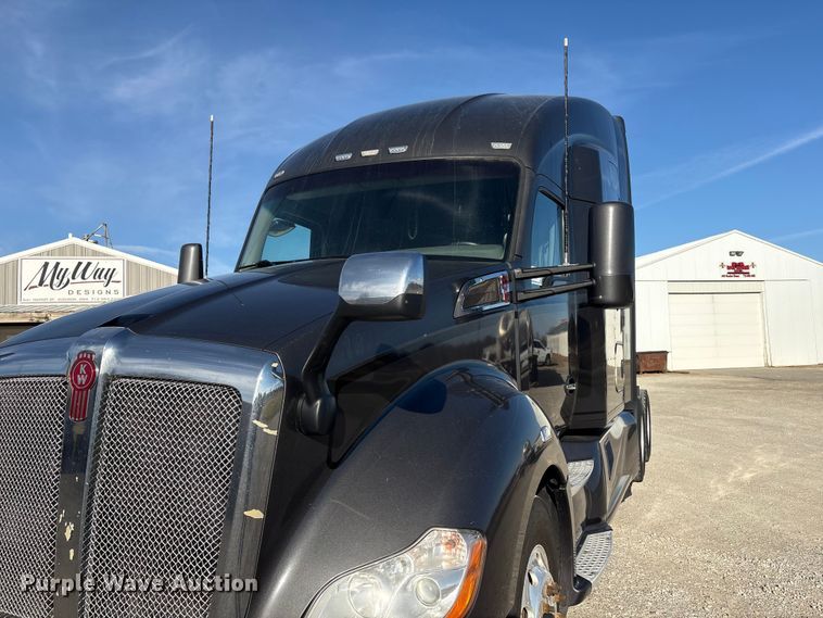 image for item FG2774 2019 Kenworth T680 semi truck