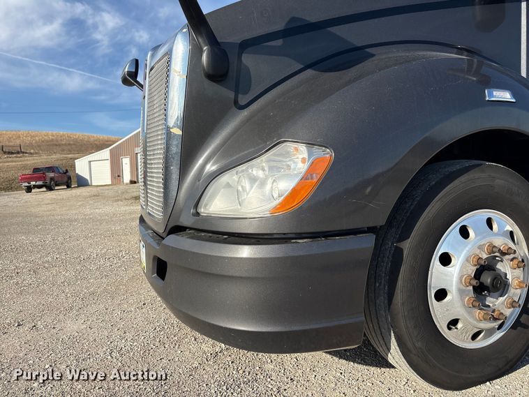 image for item FG2774 2019 Kenworth T680 semi truck
