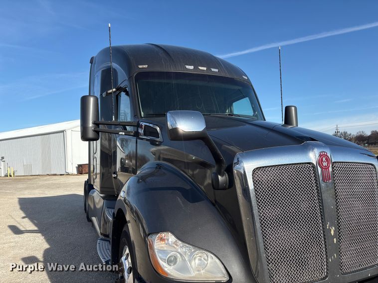image for item FG2774 2019 Kenworth T680 semi truck