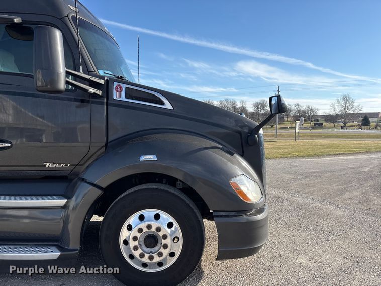 image for item FG2774 2019 Kenworth T680 semi truck