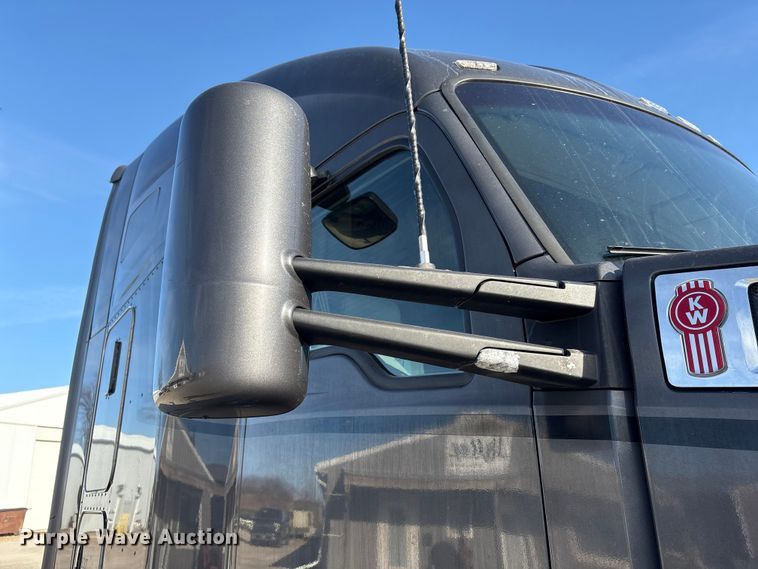 image for item FG2774 2019 Kenworth T680 semi truck