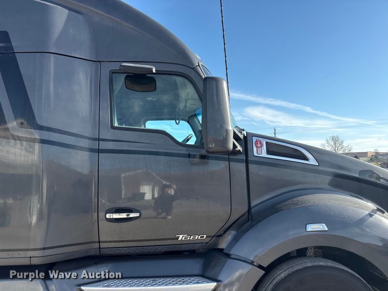 image for item FG2774 2019 Kenworth T680 semi truck