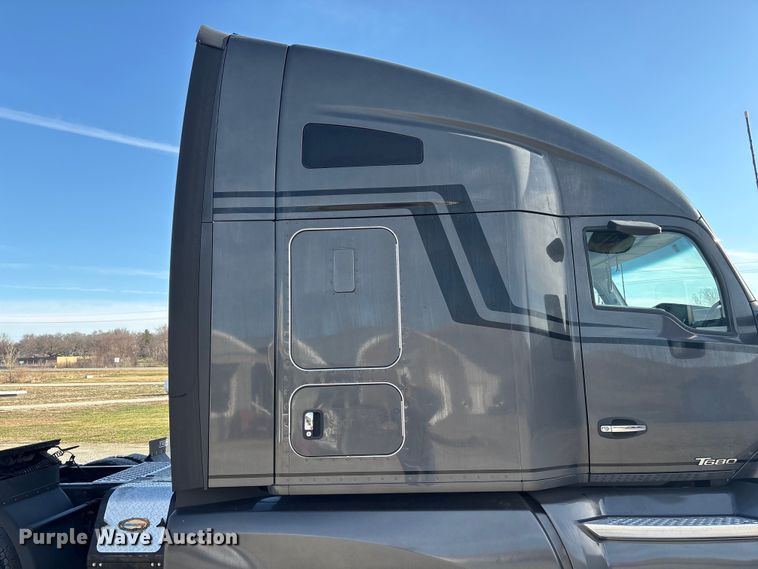 image for item FG2774 2019 Kenworth T680 semi truck