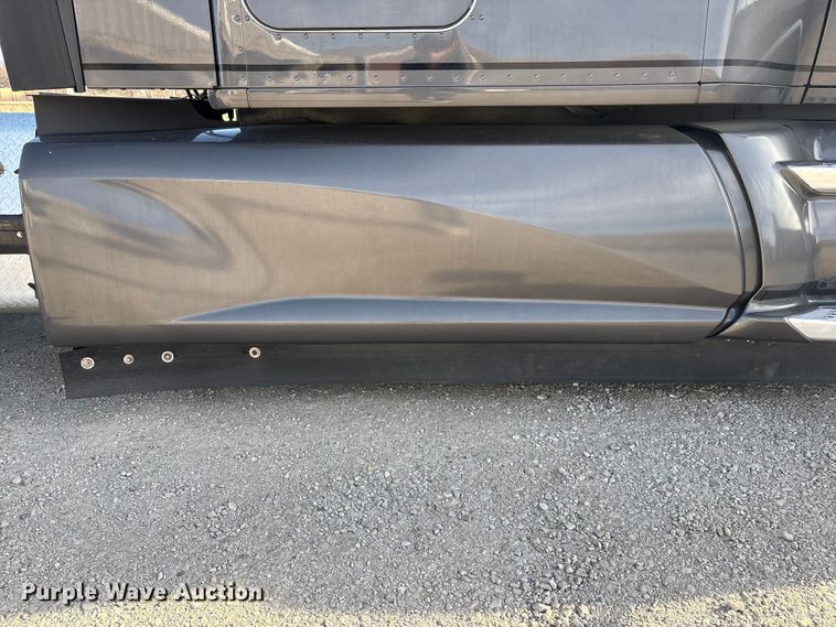 image for item FG2774 2019 Kenworth T680 semi truck