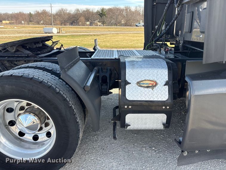 image for item FG2774 2019 Kenworth T680 semi truck