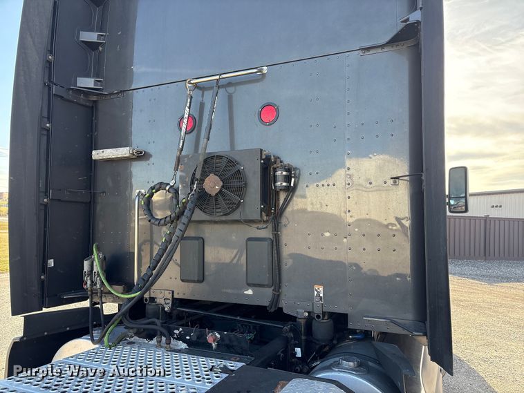 image for item FG2774 2019 Kenworth T680 semi truck