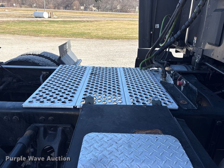 image for item FG2774 2019 Kenworth T680 semi truck