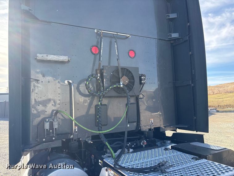 image for item FG2774 2019 Kenworth T680 semi truck