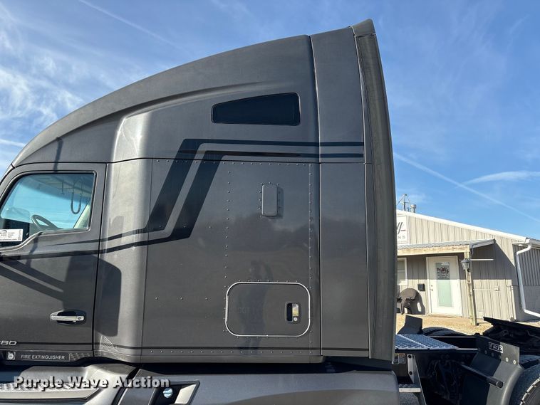 image for item FG2774 2019 Kenworth T680 semi truck