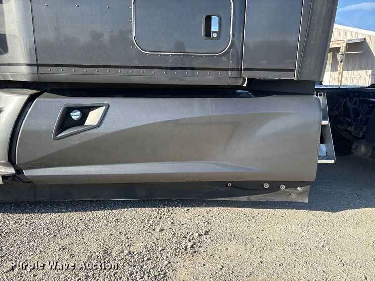 image for item FG2774 2019 Kenworth T680 semi truck