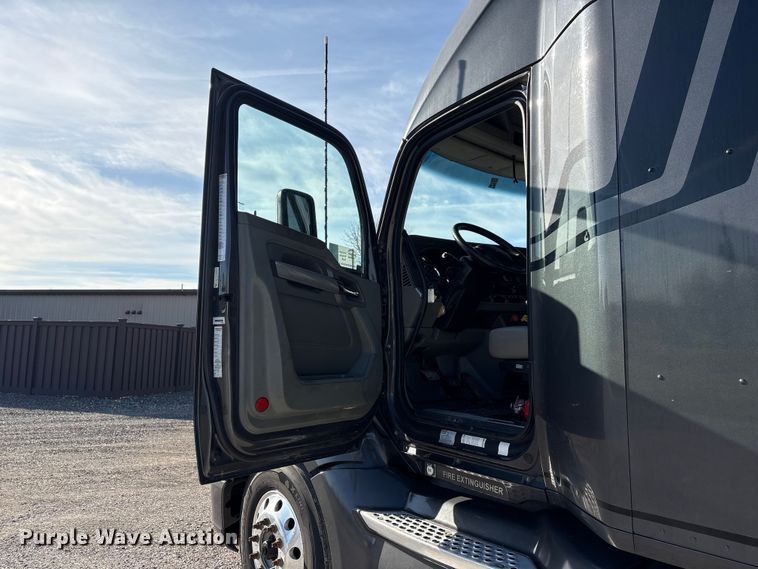 image for item FG2774 2019 Kenworth T680 semi truck