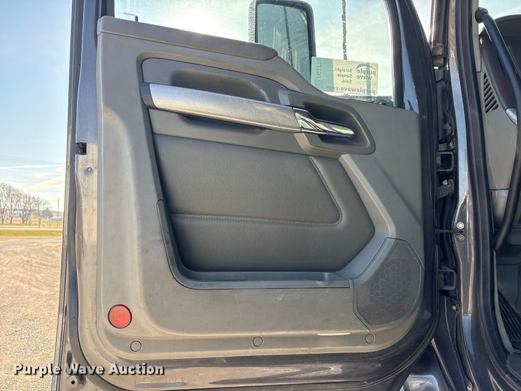 image for item FG2774 2019 Kenworth T680 semi truck