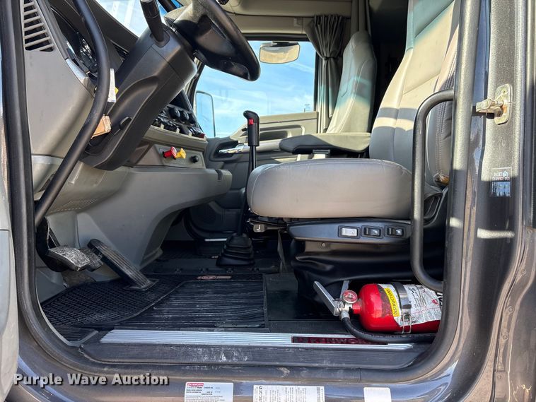 image for item FG2774 2019 Kenworth T680 semi truck