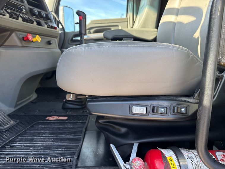 image for item FG2774 2019 Kenworth T680 semi truck