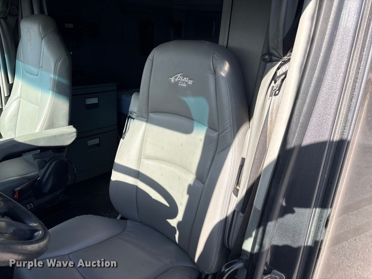 image for item FG2774 2019 Kenworth T680 semi truck