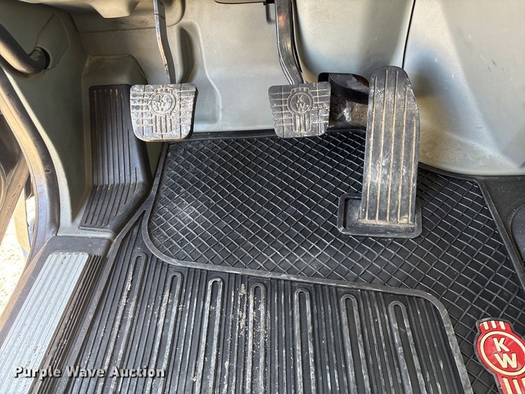 image for item FG2774 2019 Kenworth T680 semi truck