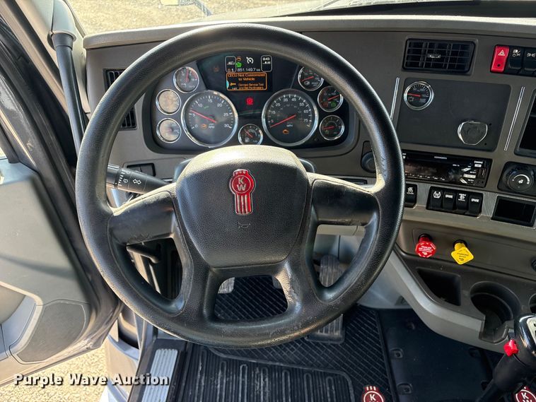 image for item FG2774 2019 Kenworth T680 semi truck