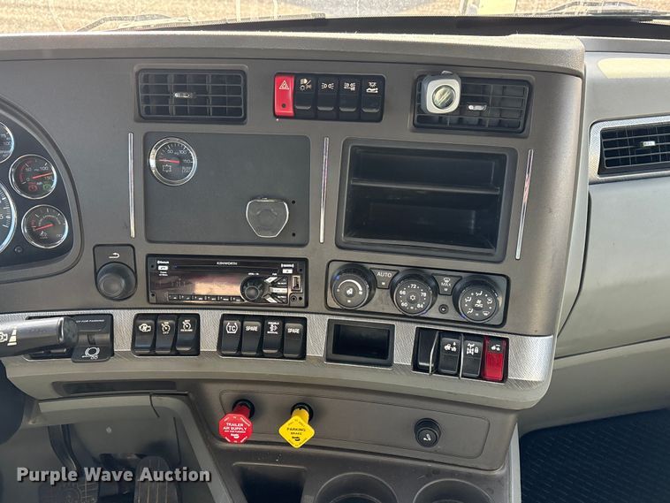 image for item FG2774 2019 Kenworth T680 semi truck
