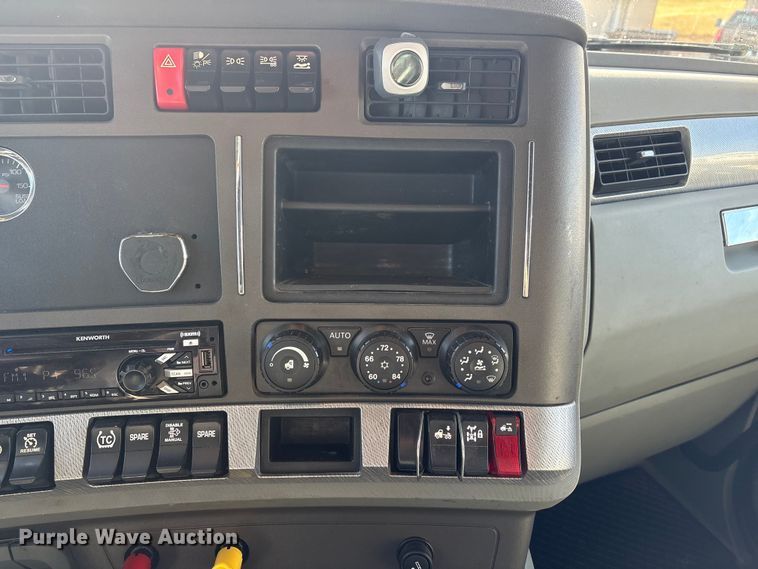 image for item FG2774 2019 Kenworth T680 semi truck