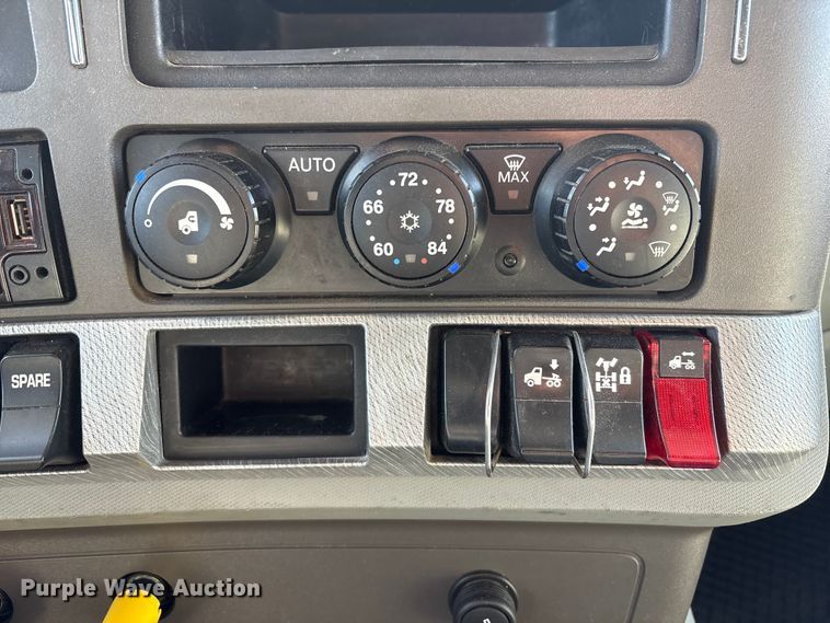 image for item FG2774 2019 Kenworth T680 semi truck