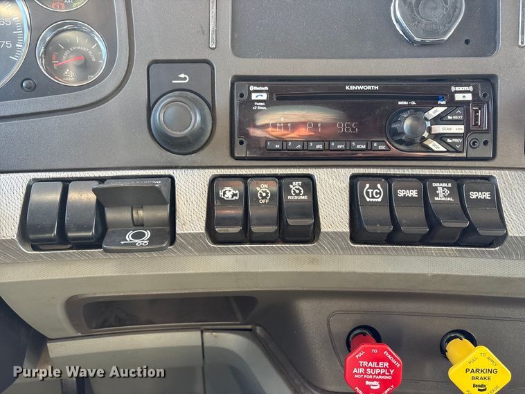 image for item FG2774 2019 Kenworth T680 semi truck