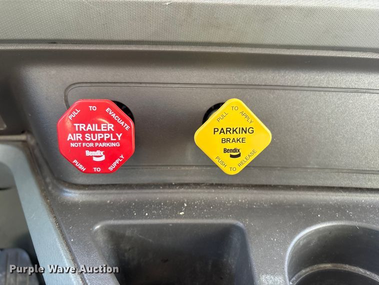 image for item FG2774 2019 Kenworth T680 semi truck