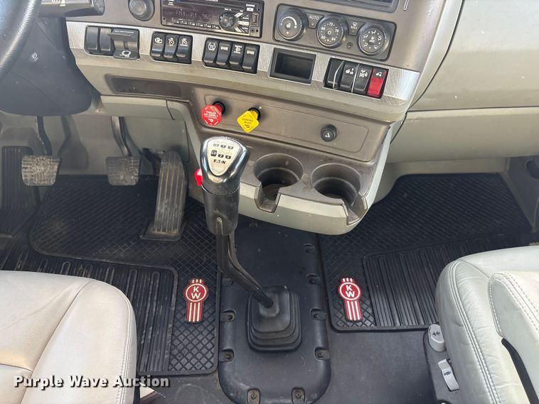 image for item FG2774 2019 Kenworth T680 semi truck