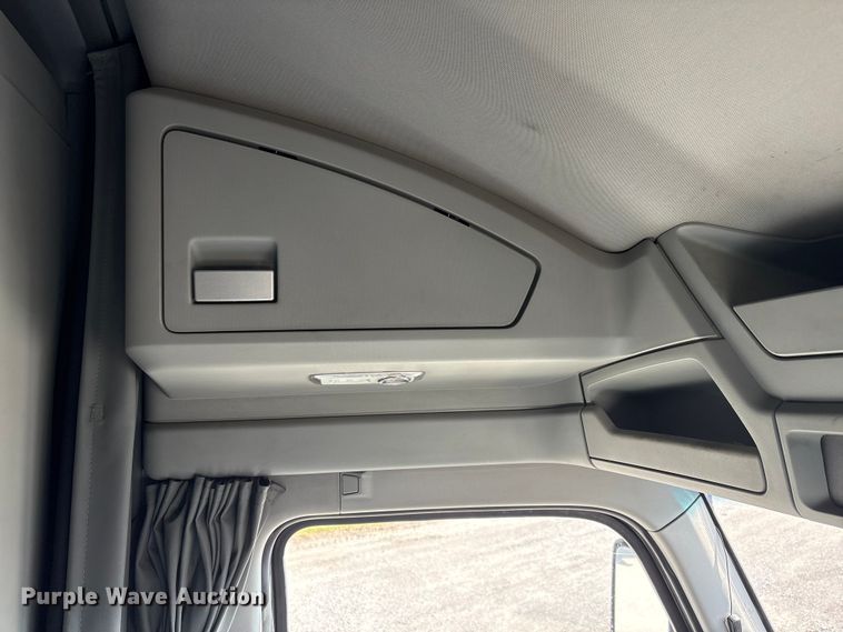 image for item FG2774 2019 Kenworth T680 semi truck