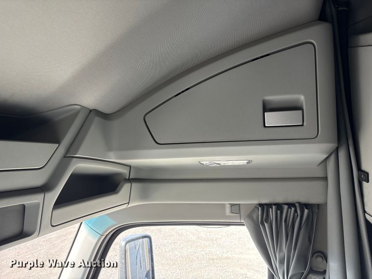 image for item FG2774 2019 Kenworth T680 semi truck